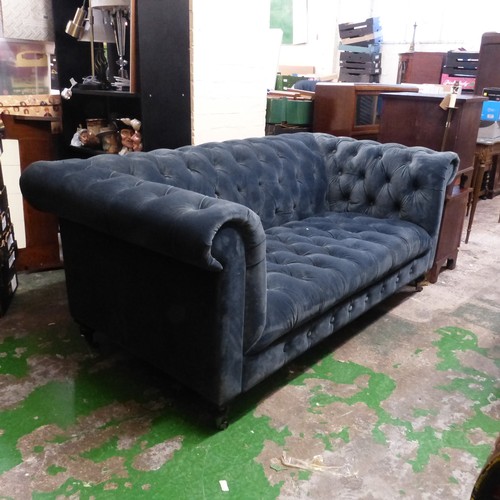 690 - Modern Blue Velvet Chesterfield Settee with Buttoned Back. Height: approx.65cm Length: approx.190cm ... 