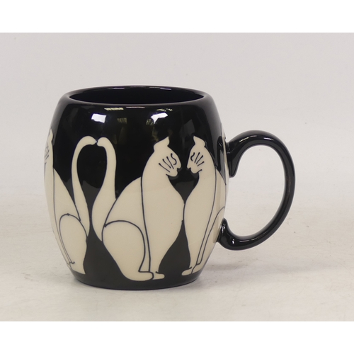 218 - Moorcroft mug decorated with cats. a/f (H:10cm)