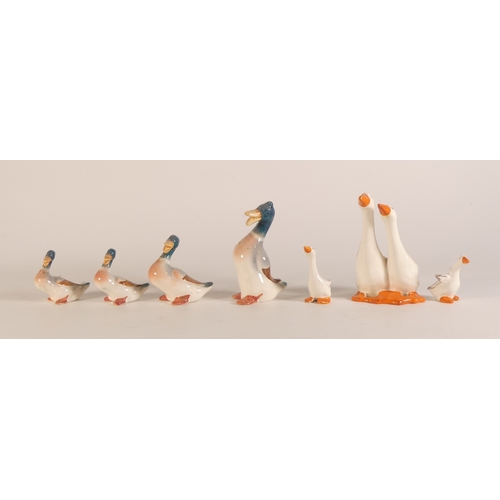 88 - Beswick pair of geese 820, two goslings together with graduated ducks ( 1 tray)