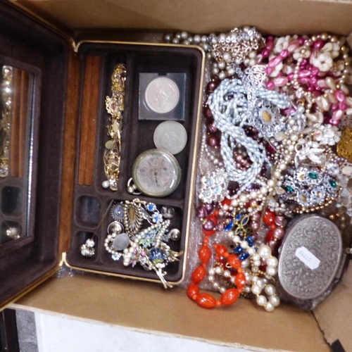 664 - A large collection of costume jewellery to include necklaces, bracelets, earrings, brooches, pendant... 