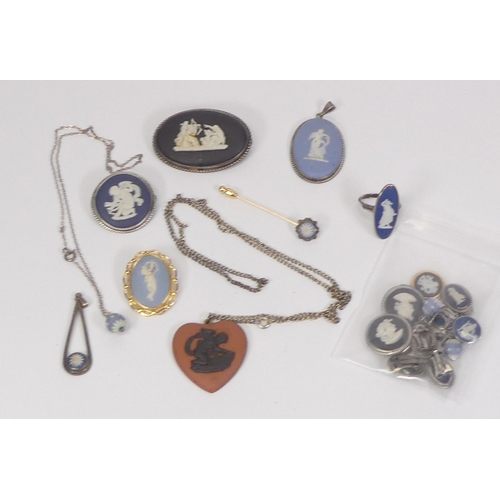 705 - Selection of silver mounted Wedgwood jewellery, various sizes & colours. Includes 4 x pendants, 1 x ... 