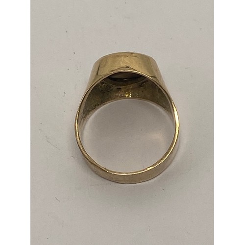 646 - 9ct gold flamboyant dress ring, set with large round  agate stone, size Q, 6.7g.