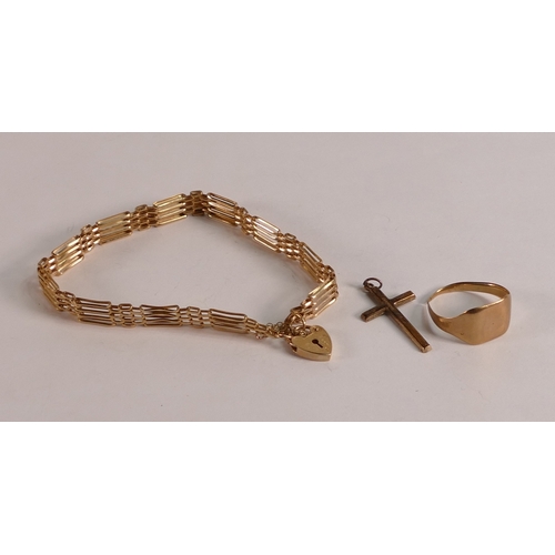 793 - 9ct gold gate bracelet, 9ct gold cross and 9ct gold broken signet ring,9g. (3)