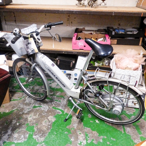 690 - Sanyo Select 6 Electric Bike. Has bell, front basket, rear rack attached and comes with charger