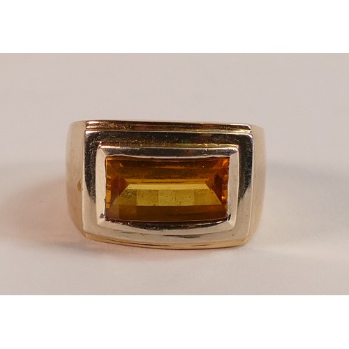 814 - 15ct Gold ring set with oblong Citrine stone, size P, 11.7g.