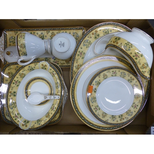 351 - Wedgwood tea, dinner and service ware in the India pattern, 15 pieces (1 tray).