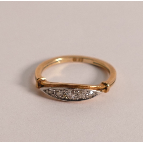 761 - 18ct gold ring set with 5 diamonds, size M, 2.2g.