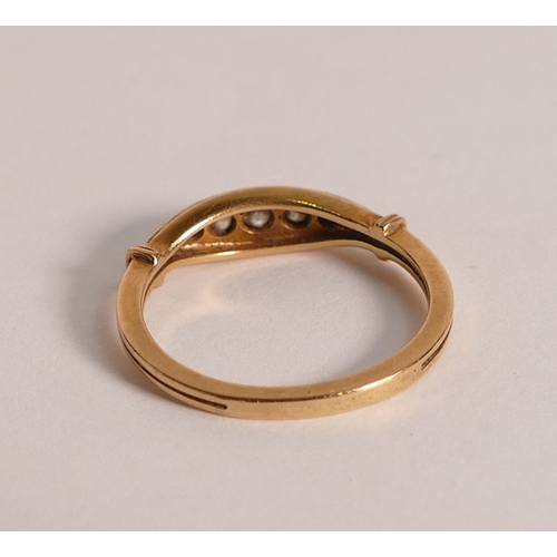 761 - 18ct gold ring set with 5 diamonds, size M, 2.2g.