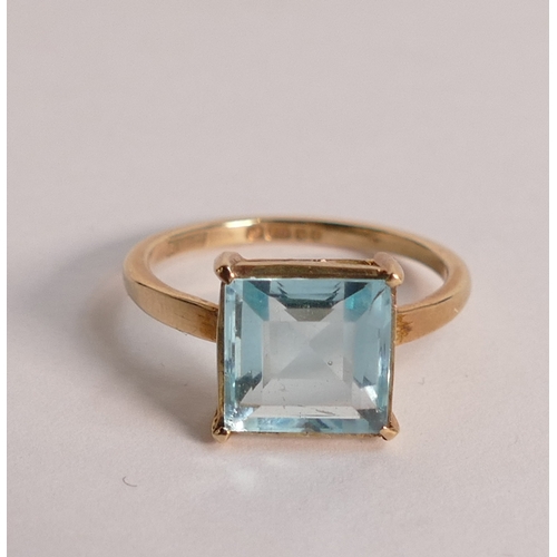 762 - 9ct gold ladies dress ring set with square aqua stone, size O,2.6g.