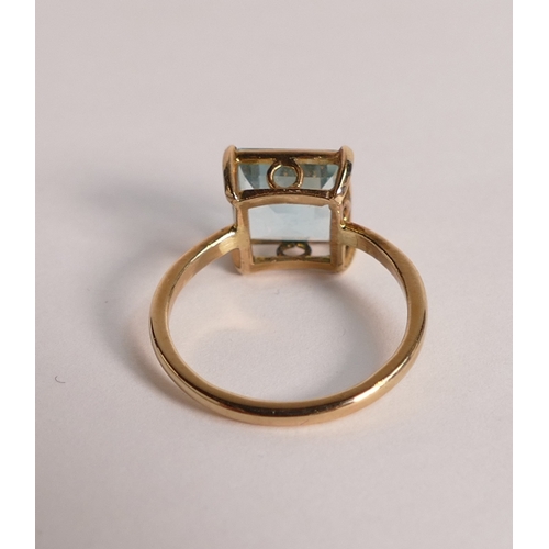 762 - 9ct gold ladies dress ring set with square aqua stone, size O,2.6g.