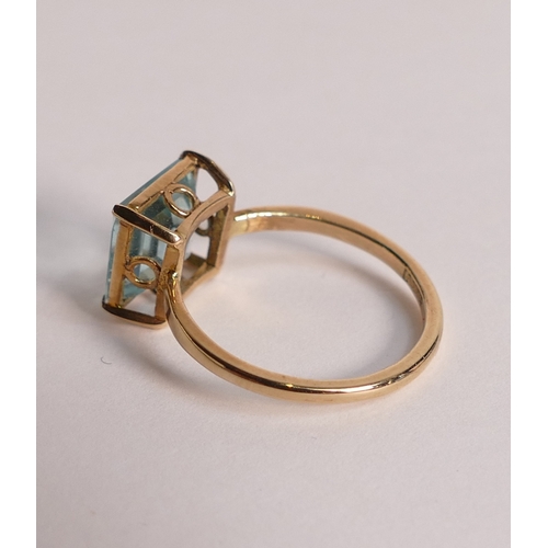 762 - 9ct gold ladies dress ring set with square aqua stone, size O,2.6g.