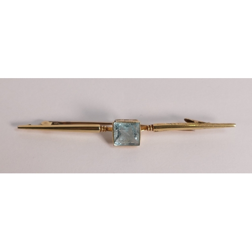 763 - 15ct gold bar brooch set with square aqua stone, L.7.5cm,4.9g.