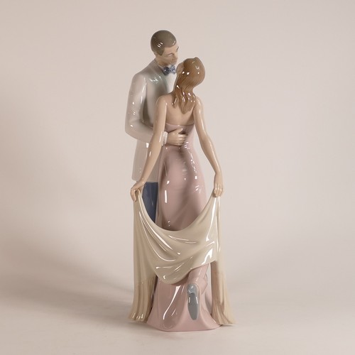 267 - Lladro, large figure Happy Anniversary. Height: 30cm. Boxed.