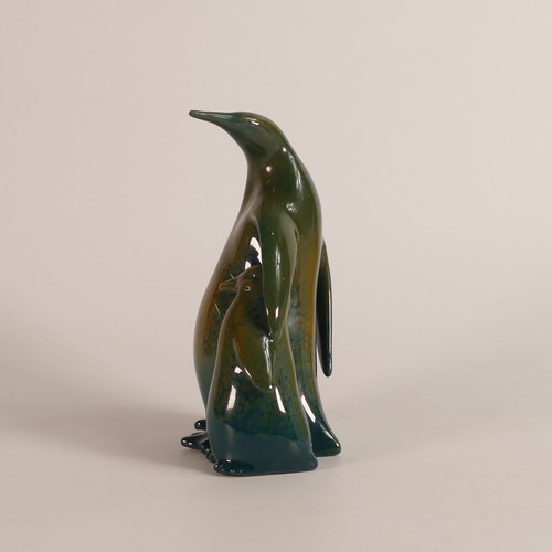 468 - Royal Doulton, rare Titanian model of a Penguin HN297. Impressed date for April 1920. r. Height: 13.... 