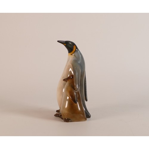 504 - Royal Doulton Natural Coloured Adult Penguin with Chick ( H:14cm)