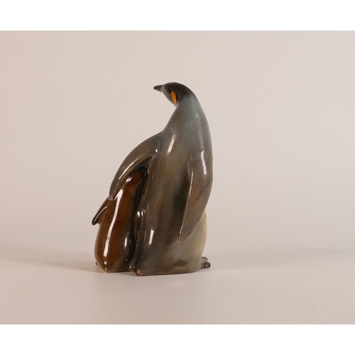 504 - Royal Doulton Natural Coloured Adult Penguin with Chick ( H:14cm)