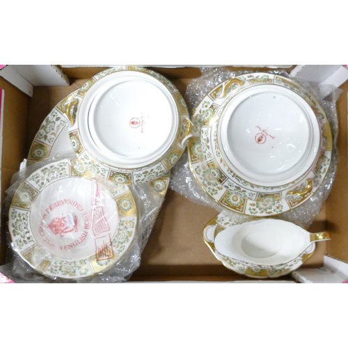 790 - Royal Crown Derby Green Derby Panel dinner service to include six dinner plates, one oval serving pl... 