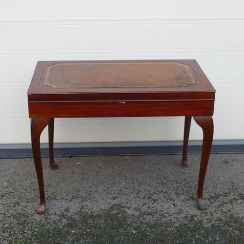 831 - Mid-century Sheffield England Cutlery Canteen table. Cutlery is marked Sheffield England Stainless S... 