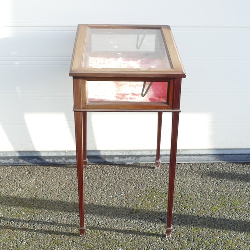 839 - Edwardian Bijouterie table, on inlaid Sheraton type supports. Glass windows to all four sides and or... 