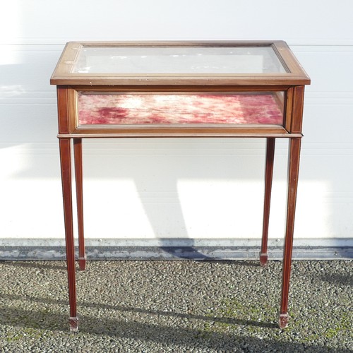 839 - Edwardian Bijouterie table, on inlaid Sheraton type supports. Glass windows to all four sides and or... 