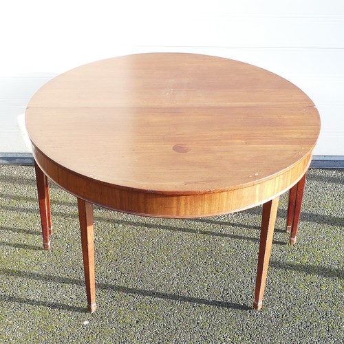 840 - Victorian extending Dining table. On Sheraton type supports with single central extra leaf. Of three... 