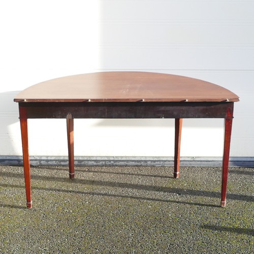 840 - Victorian extending Dining table. On Sheraton type supports with single central extra leaf. Of three... 