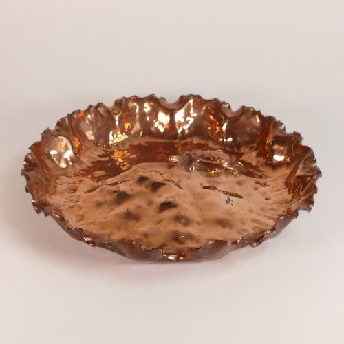 850 - Hand beaten copper dish containing a model of a turtle. (D: 33cm)