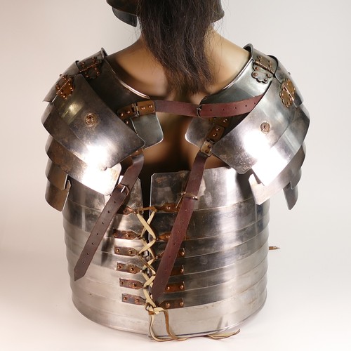 1081 - A life size replica Lorica Segmentata Roman breast plate together with Galea Centurion type helmet. ... 