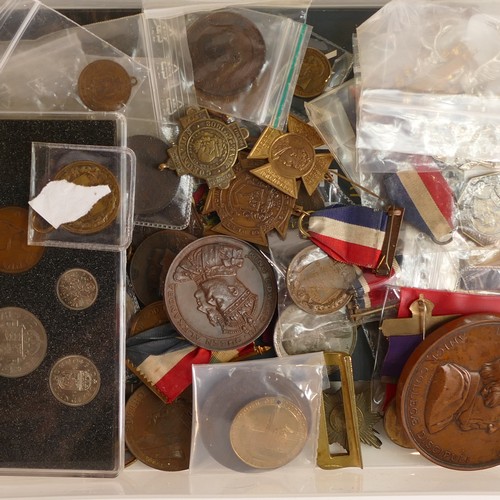 1133 - Job lot including 53 x commemorative medals & medallions - 19th & early 20th century.