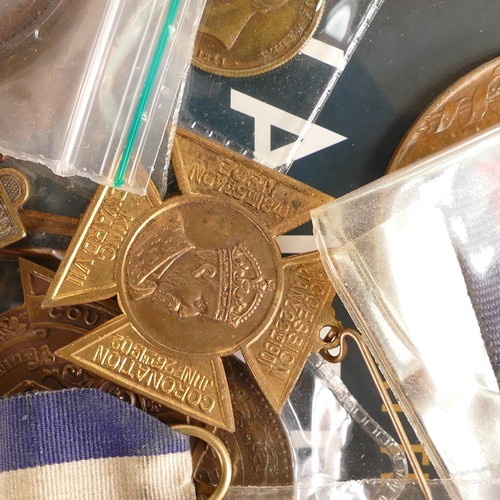 1133 - Job lot including 53 x commemorative medals & medallions - 19th & early 20th century.