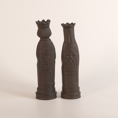 1358 - Wedgwood, black Basalt King and Queen Chessmen. Modelled by Arnold Machin. (2)