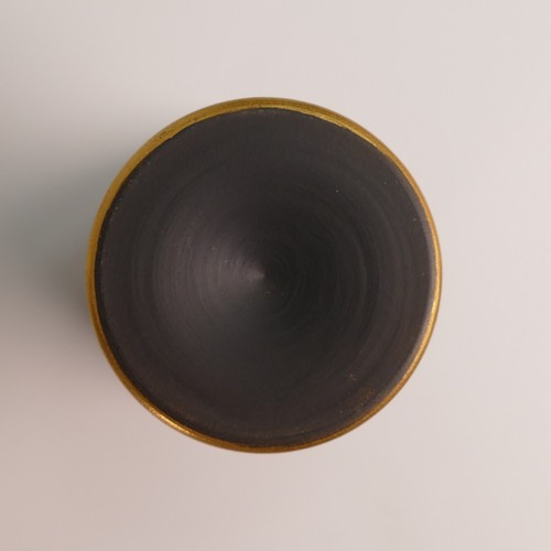 1401 - Wedgwood gold on black lidded footed jar. Decorated in 22ct gold with engine turned knurling techniq... 