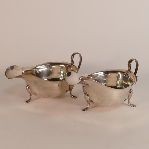 1413 - Pair of Silver sauce boats hallmarked for Sheffield 1933, 207.8g. (2)