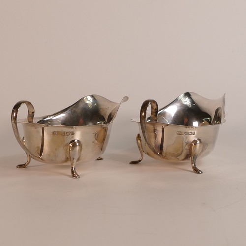 1413 - Pair of Silver sauce boats hallmarked for Sheffield 1933, 207.8g. (2)