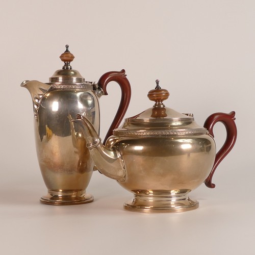 1423 - Silver tea pot and coffee pot, hallmarked for Birmingham 1941, with Bakelite handles. The Goldsmiths... 