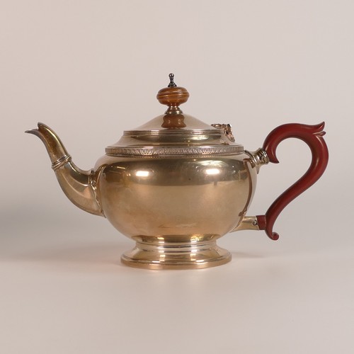 1423 - Silver tea pot and coffee pot, hallmarked for Birmingham 1941, with Bakelite handles. The Goldsmiths... 