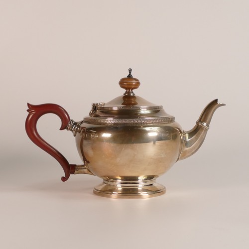 1423 - Silver tea pot and coffee pot, hallmarked for Birmingham 1941, with Bakelite handles. The Goldsmiths... 