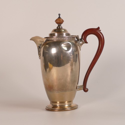 1423 - Silver tea pot and coffee pot, hallmarked for Birmingham 1941, with Bakelite handles. The Goldsmiths... 