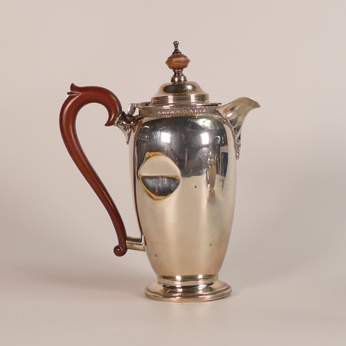 1423 - Silver tea pot and coffee pot, hallmarked for Birmingham 1941, with Bakelite handles. The Goldsmiths... 