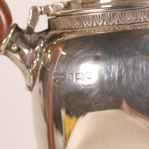 1423 - Silver tea pot and coffee pot, hallmarked for Birmingham 1941, with Bakelite handles. The Goldsmiths... 