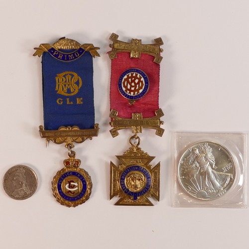 1427 - Silver 1oz USA one Dollar coin, two Silver Buffalo jewel medals and an 1887 Victoria shilling. (4)