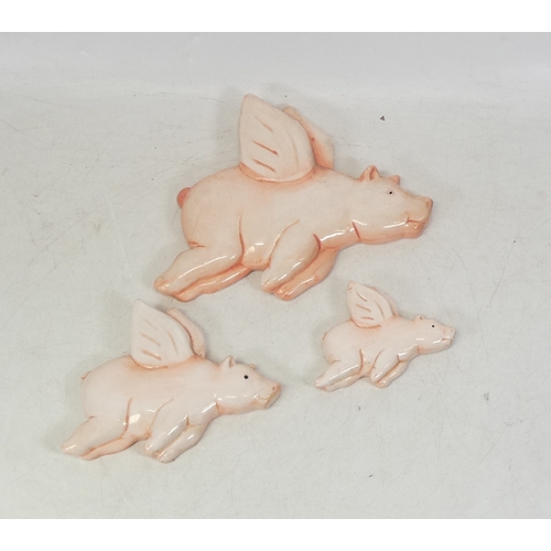 101 - A set of three Pink Flying Pig wall plaques , no stamp of manufacturer(3)