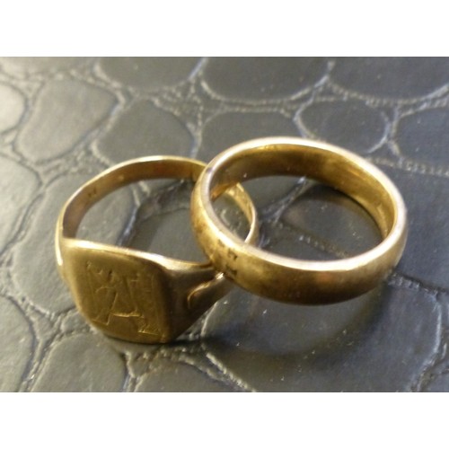 770 - 9ct gold signet ring and a 9ct gold wedding band, combined 10g.