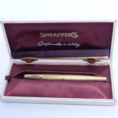 760 - Sheaffer gold plated vintage fountain pen with a 14K nib, in original case.