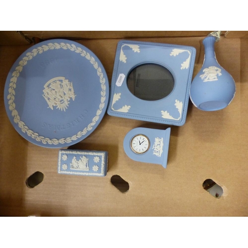232 - Wedgwood jasperware items to include small mantle clock, bud vase, pin dish, calendar plate and smal... 