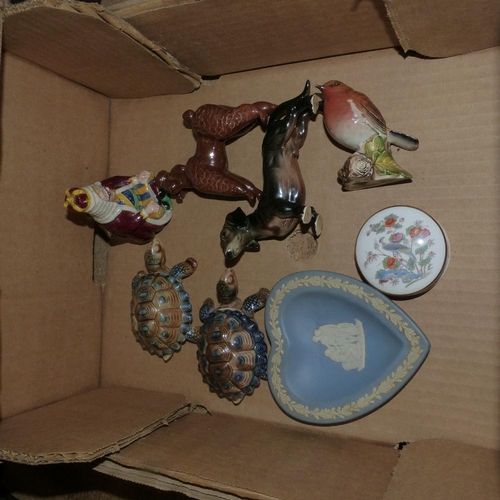 198 - A mixed collection of ceramic items to include small Beswick Robin bird 980, dark brown Beswick pood... 