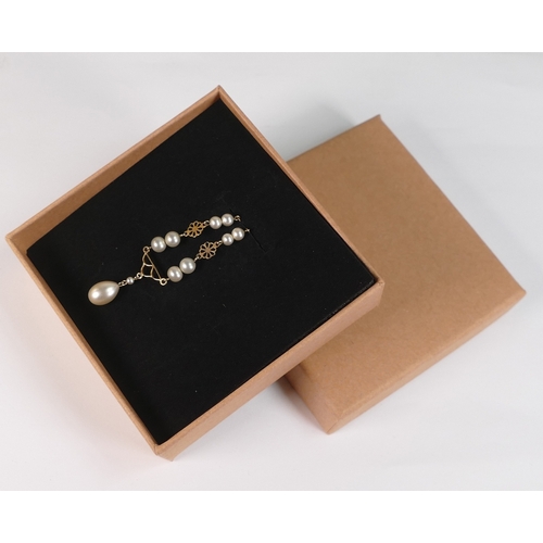 713 - 9ct gold pearl set pendant and chain, 4.1g.