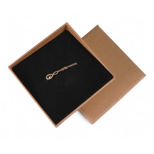 714 - 9ct gold pendant set with green stone and 9ct gold chain, 1g.