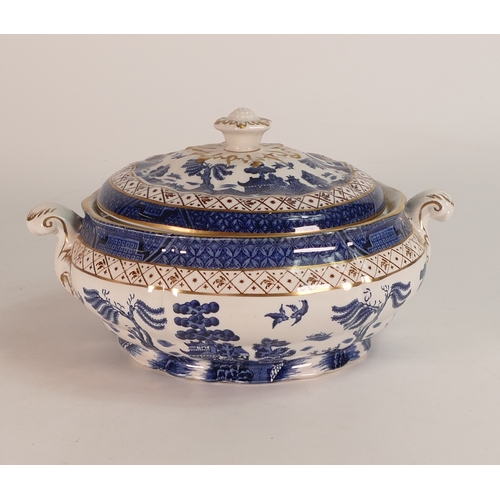 39 - Booths Real Old Willow A8025 pattern lidded soup tureen.