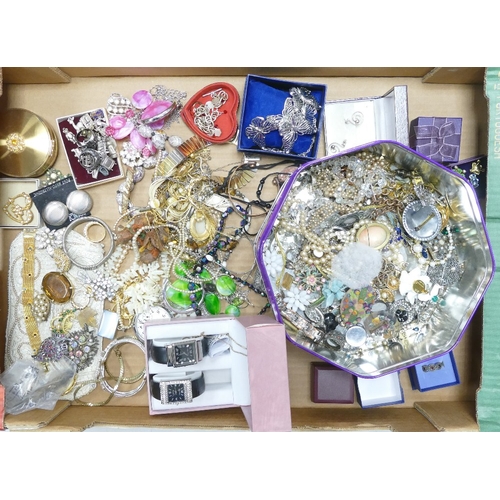531 - A good collection of quality costume jewellery including silver, brooches, pendants, chains, watches... 